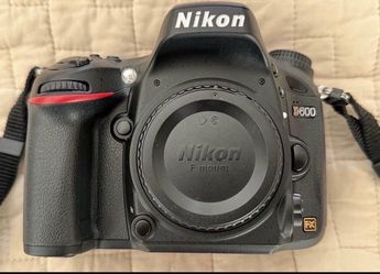 Nikon D600 (Shutter Count: 415)