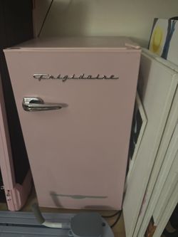 Frigidaire Retro Mini Fridge Pink