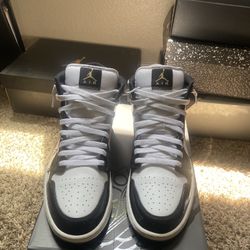 Jordan 1 Mid SE Patent Black Gold