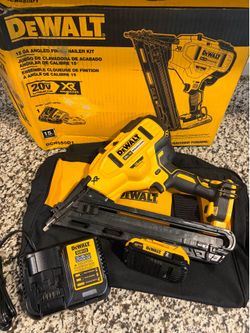 DeWalt 20v 15Ga Finish Nailer Kit
