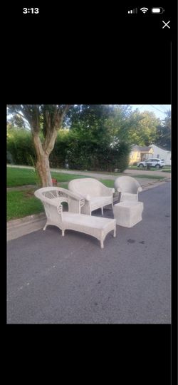FOUR PIECE HIGH END WHITE WICKER LOUNGE CHAIR PATIO FURNITURE SET