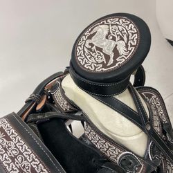 Montura charra bordada con cantinas Cuadradas