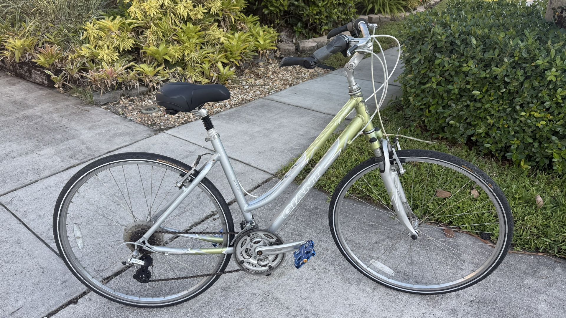 Giant Cypress Low Step Through Bike Bicycle Hybrid. 700c 21 Speed Men’s Ladies