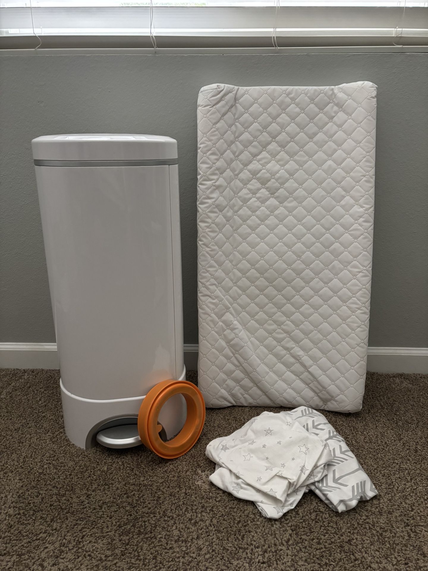 Munchkin STEP Diaper Pail & Baby Changing Pad