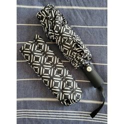 Shedrain Large Vented Umbrella Auto Open/Close 47" Black & White