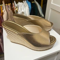 Woman’s Wedge (SIZE 8)