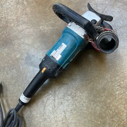 Makita 9227C 7 inch grinder with grinding wheel