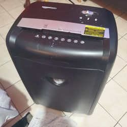 The paper cutting machine is working very well.