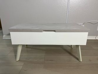 Lift-Top Coffee Table with Storage – Excellent Condition