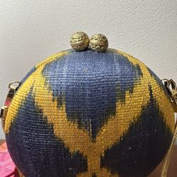 Circle weave pattern bag