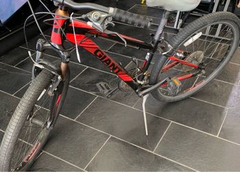 Giant Aluxx 600 21-spd Bicycle for Small- Medium Riders