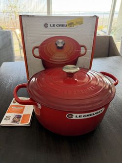 Le Creuset Signature Enamelled Cast Iron Round Casserole Dish With Lid, 28 cm, 6.7 Litre/ New In Box