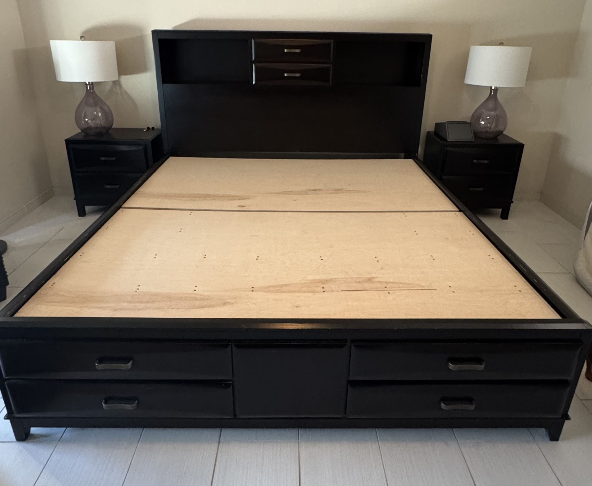King Bedroom Set – Storage Bed, 2 Nightstands & 2 Lamps