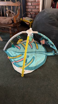 Play mat and gym-jungle theme