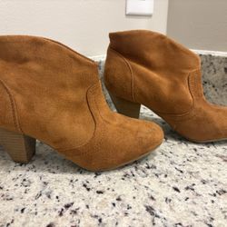 Charlotte Russe Tan Faux Suede V-Cut Ankle Booties Size 5 Block Heel