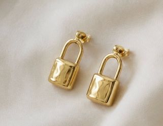 Gold Tone Flower Stud Earrings with Hammered Discs, Butterfly Closure