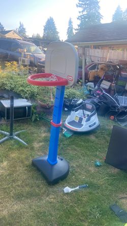 Basket ball  hoop  adjustable height price 10$. Pick up. E.  Side. Tacoma