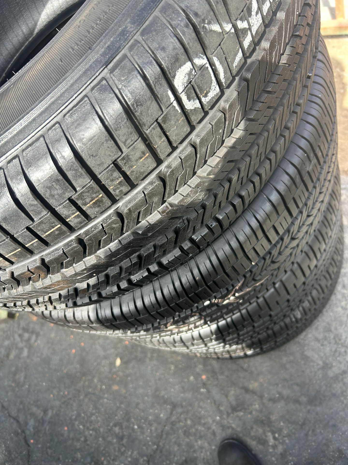 Tengo un set de llantas seminuebas marca Goodyear EAGLE RSA 265 60 R17 intalacion y balanceó por el mismo precio