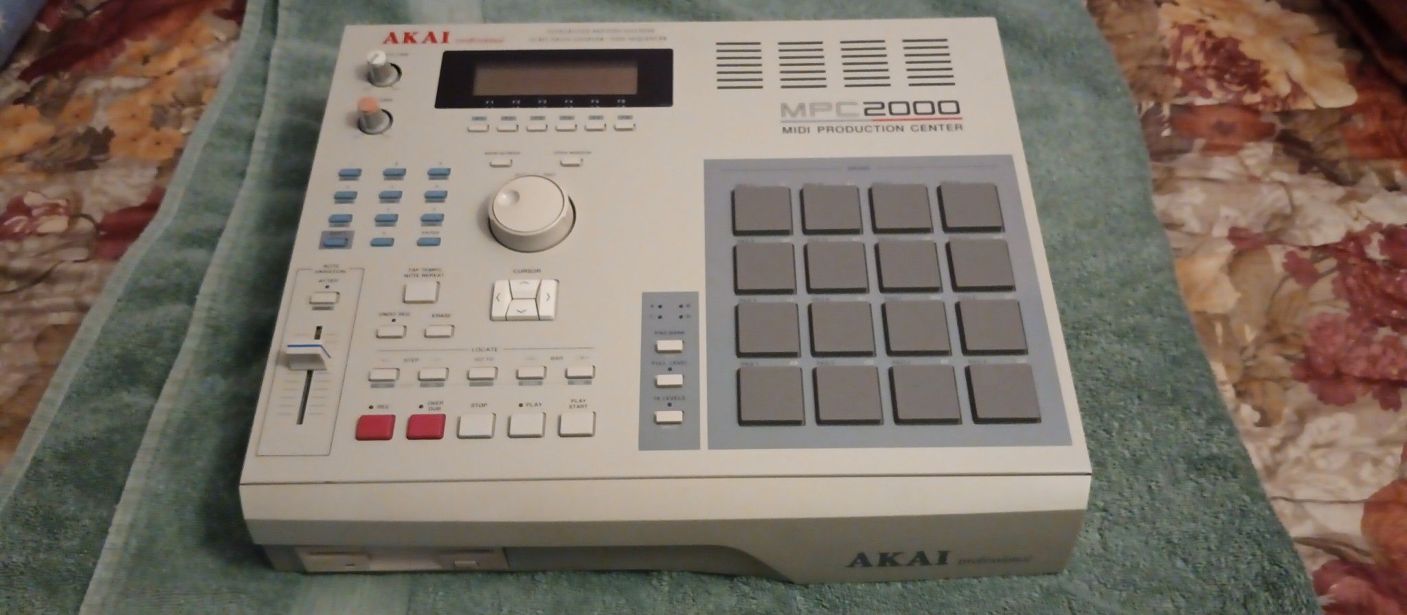 Akai Mpc 2000
