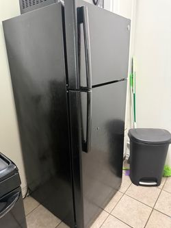 Black refrigerator 17.5 cu ft used $50
