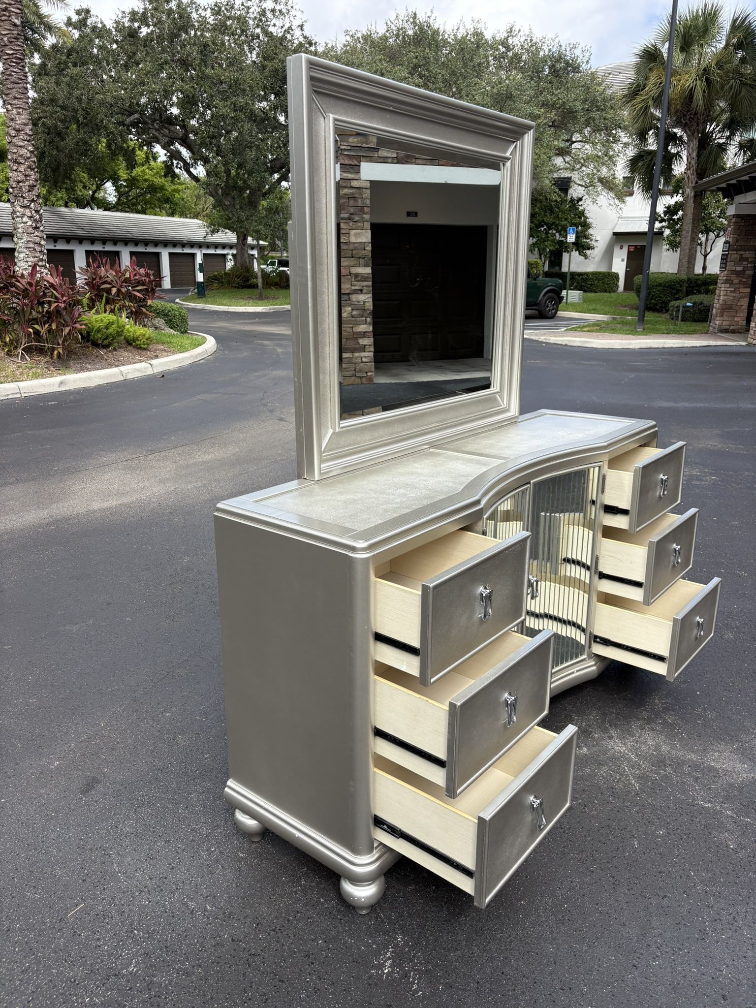 BEDROOM DRESSER WITH MIRROR 7 DRAWERS SILVER COLOR IN EXCELLENT CONDITION