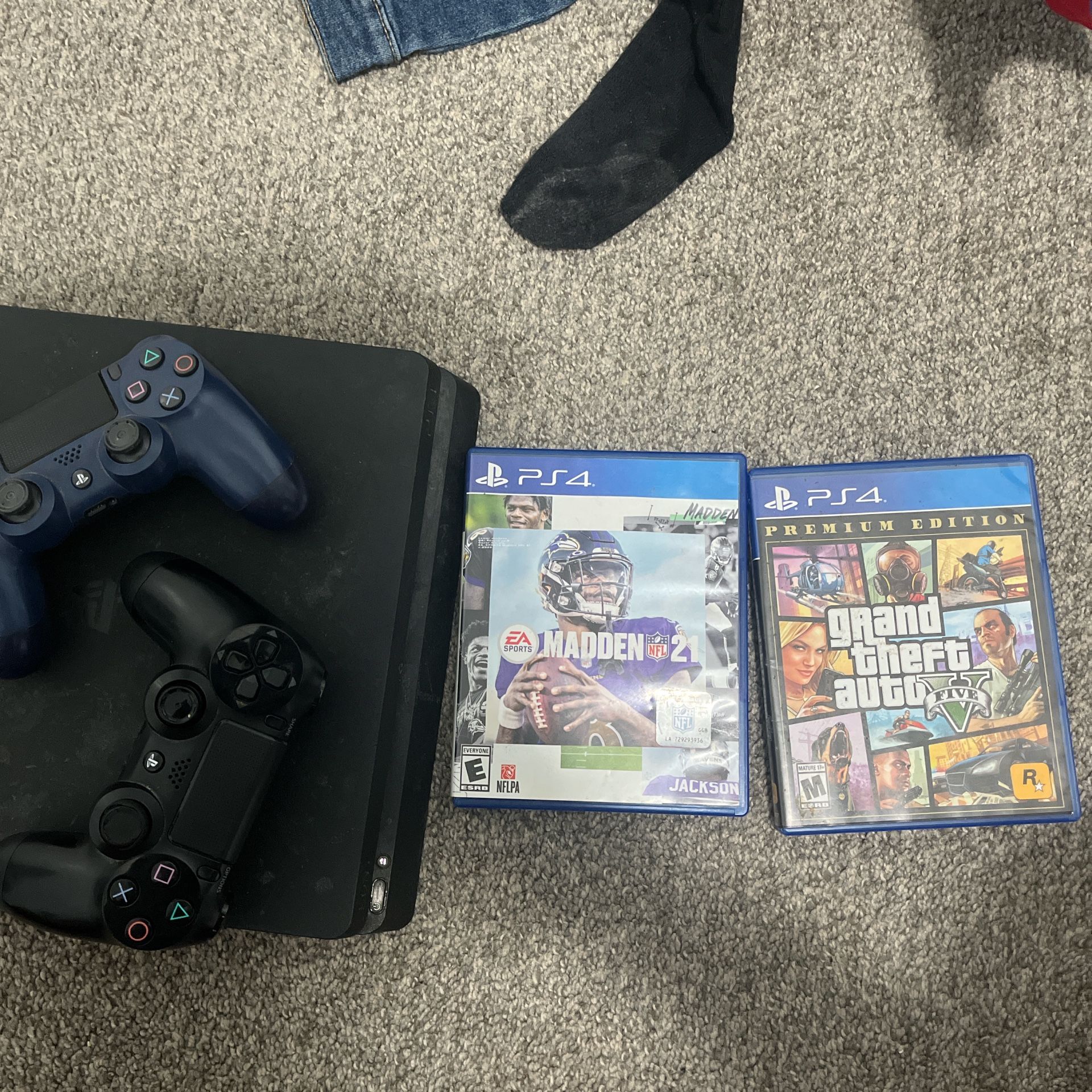 PS4 Comes With Games And Controller
