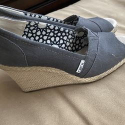 TOMS - Size 6 1/2