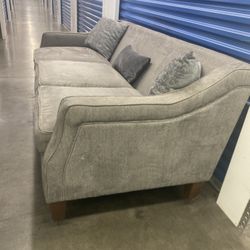 Gray Comfy Couch (with free delivery)