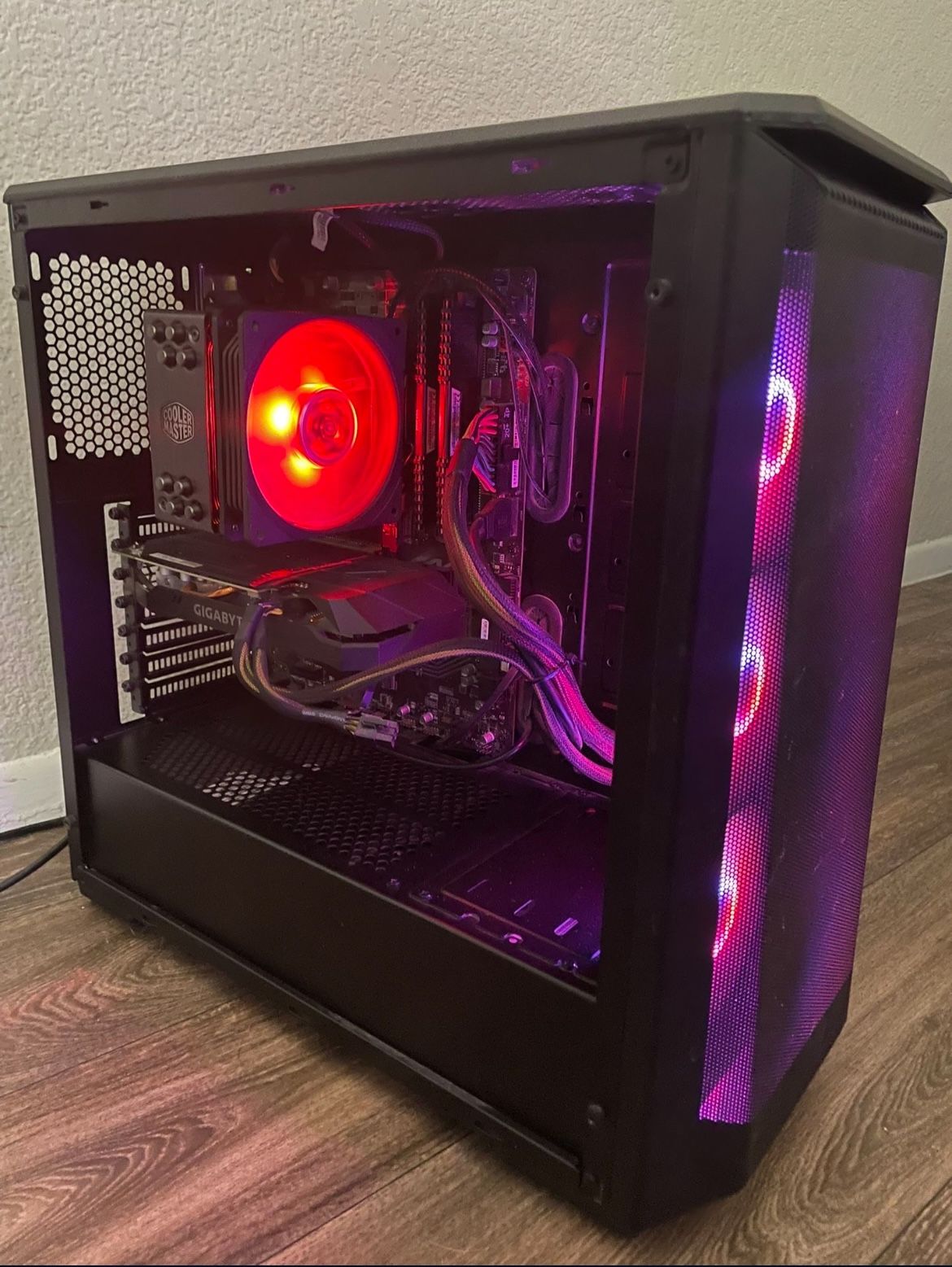 Custom Gaming PC - Gigabyte OC GeForce GTX 1660 SUPER, i5-9600K 3.7 GHz, DDR4-3200 CL16