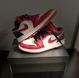 Jordan 1 Low Reverse Black Toe 