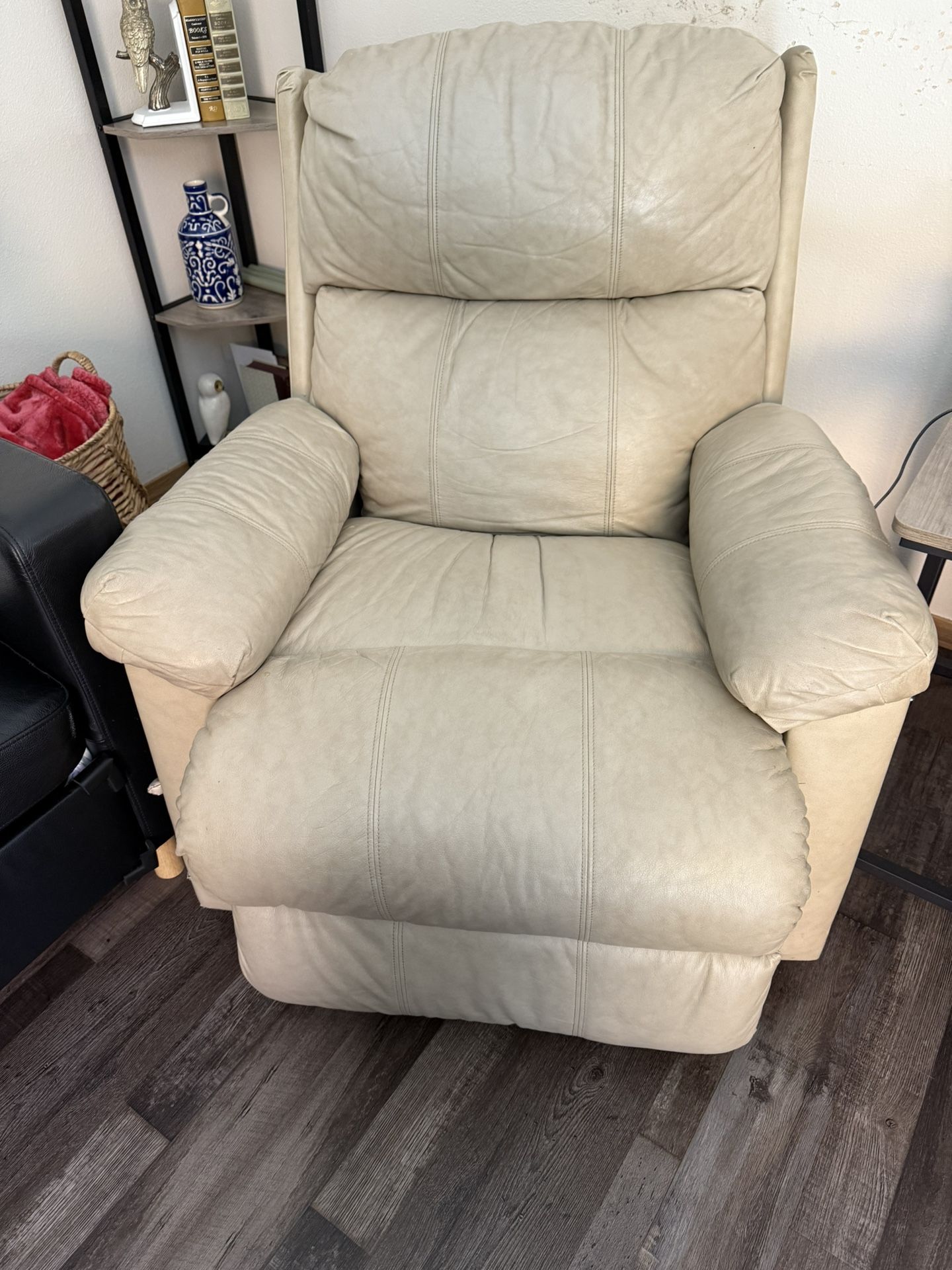 2 Free Recliners 