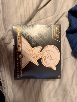 Pokémon Center Mega Evolutions ETB