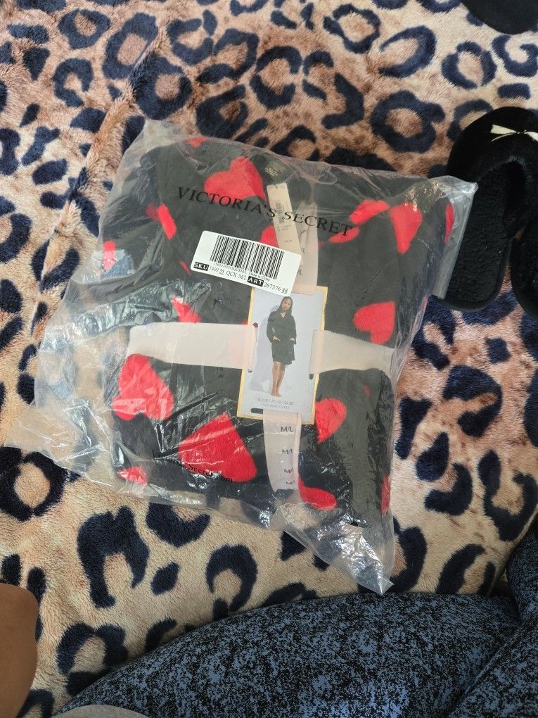 Victoria Secret BRAND NEW Short Plush Robe/Slippers