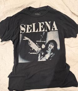 Selena graphic tee