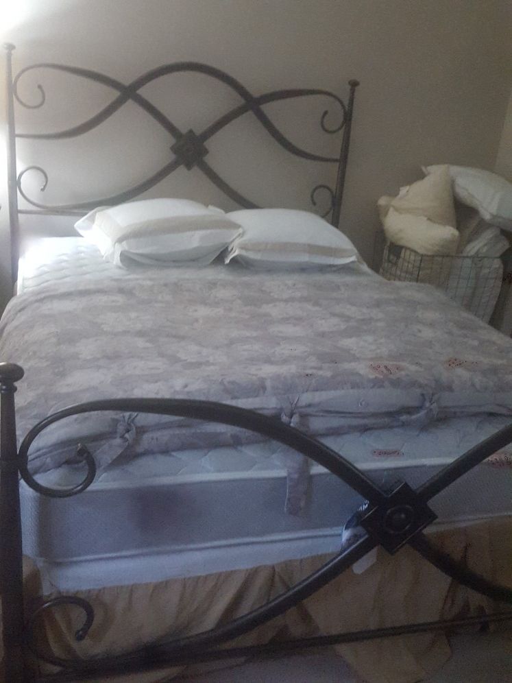 Metal bed