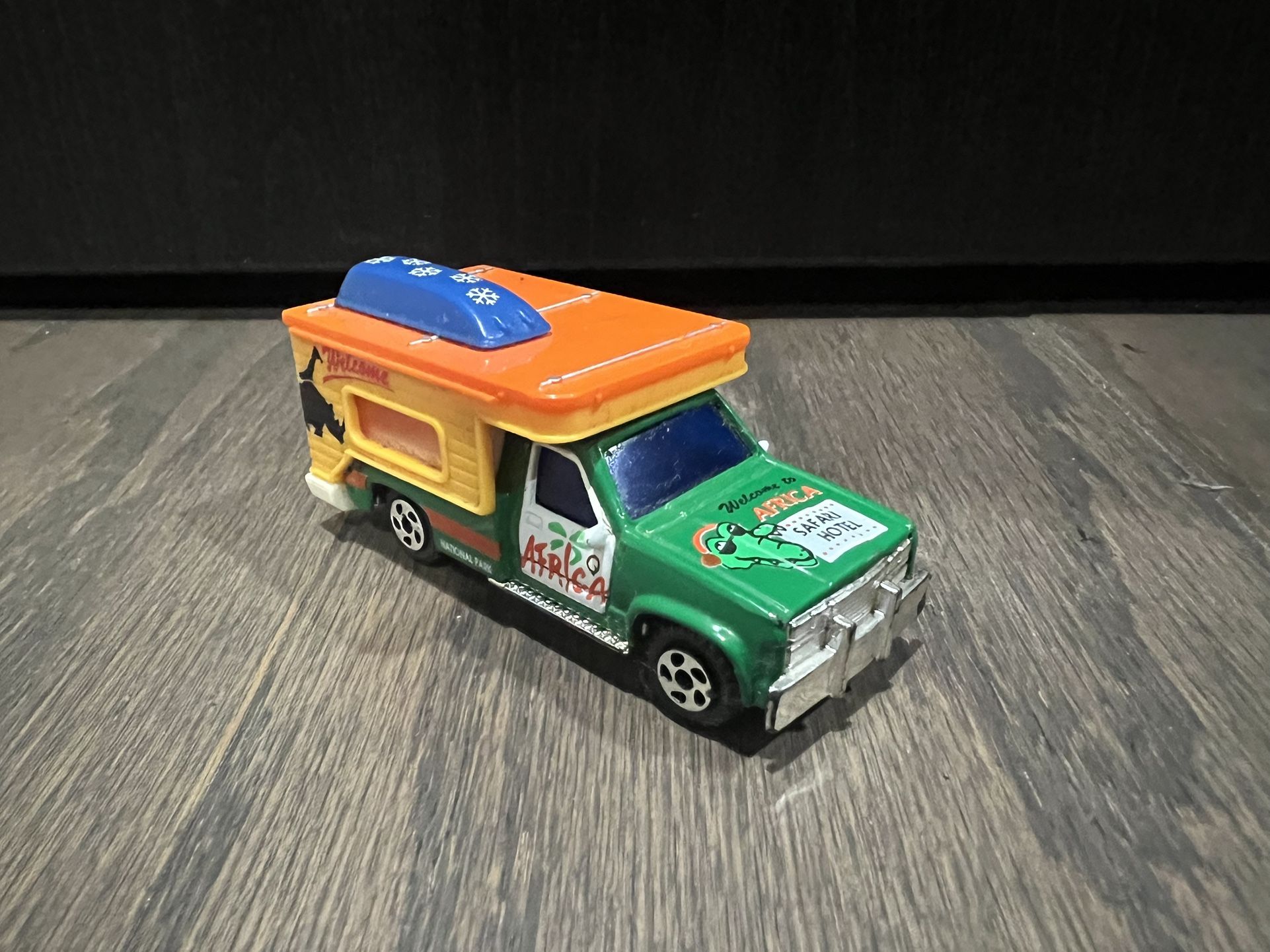 Realtoy Action City Diecast Model GMC Camper Van Welcome to Africa/Safari Hotel