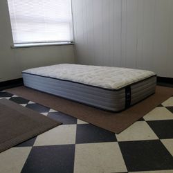 Twin size mattress - can DELIVER almost anywhere for $20 extra - gently used and in LIKE NEW condition 😍