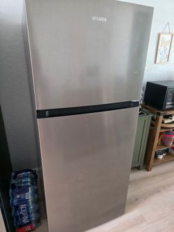 Vitara  28 in. 18.0 Cu. Ft. Stainless Look Top Freezer Refrigerator