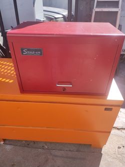 Snap on tool box. 9 drawers and top storage. No key no key cylinder. Some paint scratches. Overall good condition. Orange tool box not for sale.