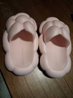Wild Diva Pink Bubble Cloud Slides Size 6