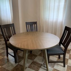 Round Table With Three Chairs 