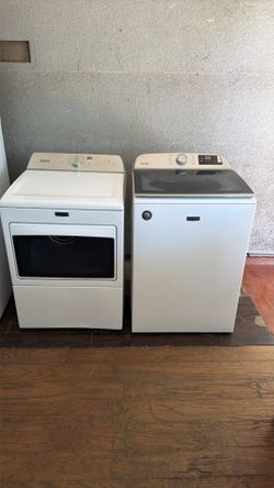 Maytag washer and electric dryer everything works good 👍 todo Trabaja bien puede benir a calarlas sin compromiso