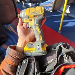 Dewalt 20V Max Brushless Impact Wrench With Power Stack Battery