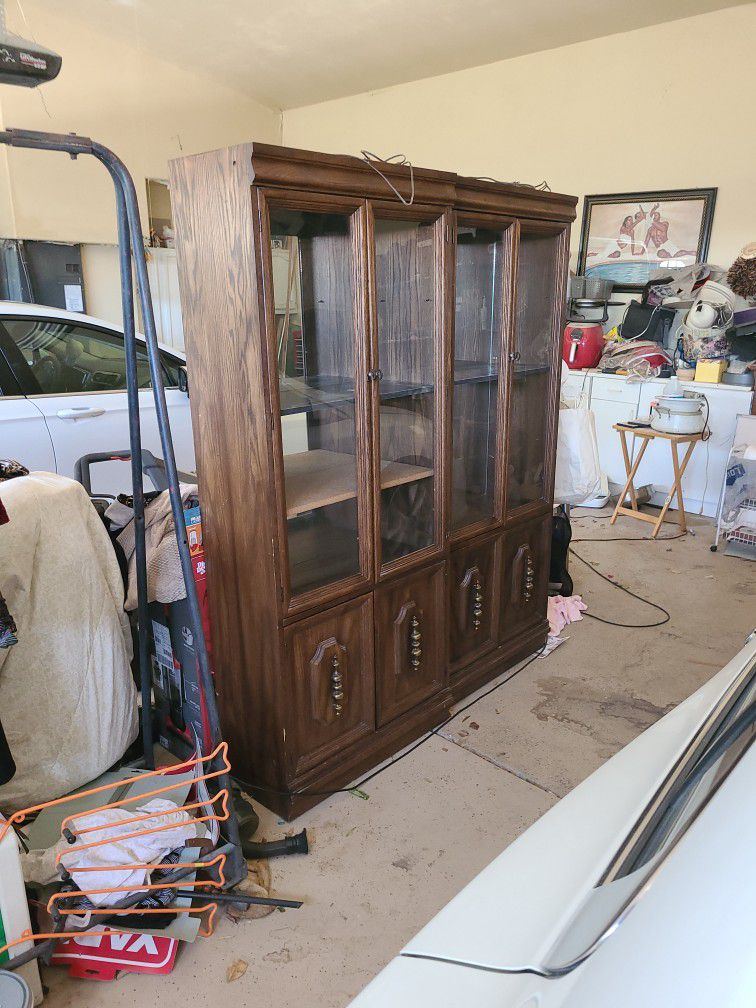 China Cabinet With Lights On Inside