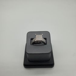 10KT WHITE GOLD LADIES DIAMOND RING