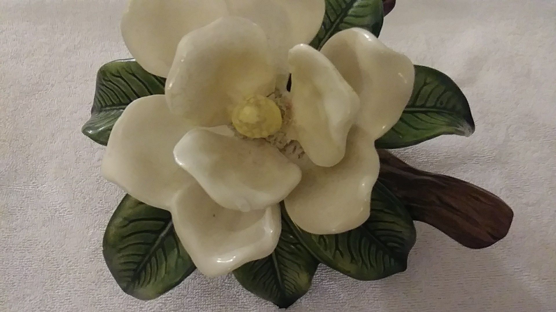 VINTAGE SOUTHREN MAGNOLIA PORCELAIN STATUE