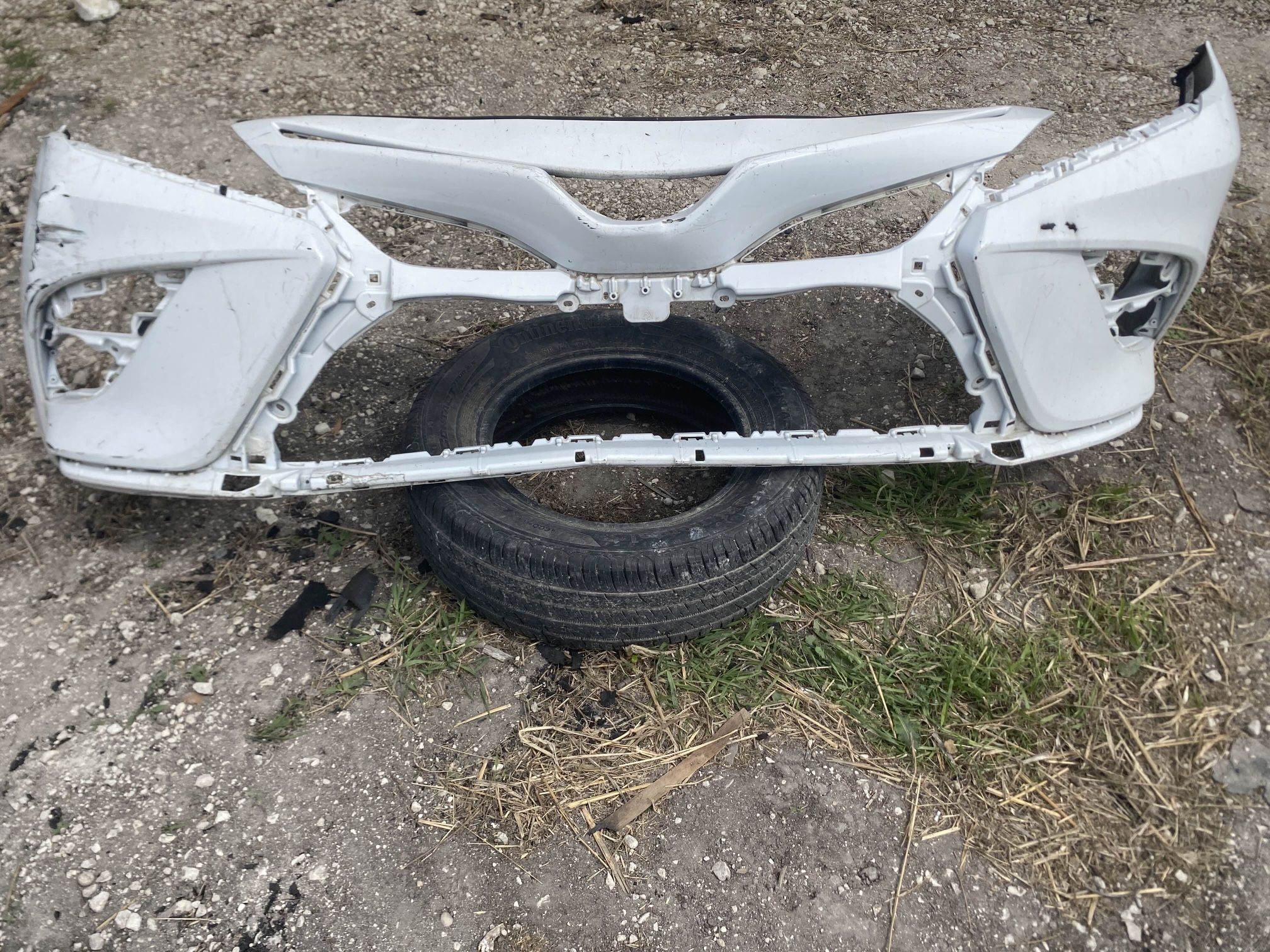 2018 - 2020 WHITE TOYOTA CAMRY SE XSE FRONT BUMPER 52119-06E20 OEM DD81