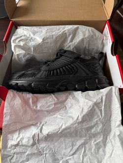 NEW! Nike Vomero 5 size 2y