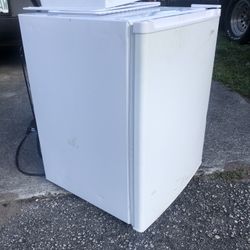 Sanyo White Mini Fridge