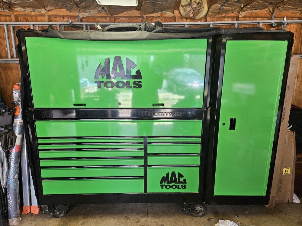 Mac toolbox with hutch and side locker